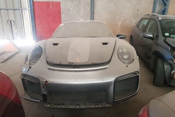 xe-sang-porsche-911-gt2-rs-hon-20-ty-phu-day-bui-sau-tai-nan-khien-nhieu-nguoi-tiec-nuoi