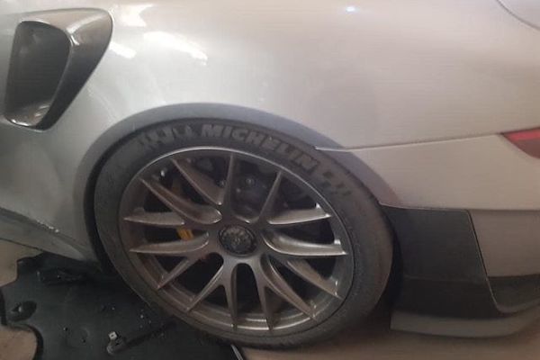 xe-sang-porsche-911-gt2-rs-hon-20-ty-phu-day-bui-sau-tai-nan-khien-nhieu-nguoi-tiec-nuoi