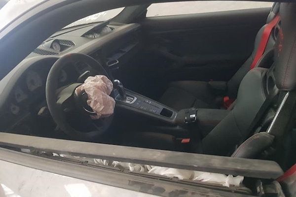xe-sang-porsche-911-gt2-rs-hon-20-ty-phu-day-bui-sau-tai-nan-khien-nhieu-nguoi-tiec-nuoi