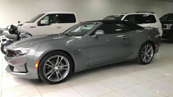 ngam-tan-mat-mau-chevrolet-camaro-mui-tran-gan-3-ty-dong-dau-tien-ve-viet-nam