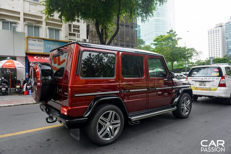 bat-gap-mercedes-amg-g63-crazy-color-edition-lan-banh-tren-duong-pho-viet-nam