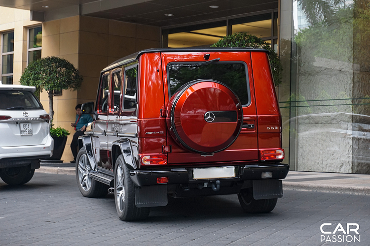 bat-gap-mercedes-amg-g63-crazy-color-edition-lan-banh-tren-duong-pho-viet-nam
