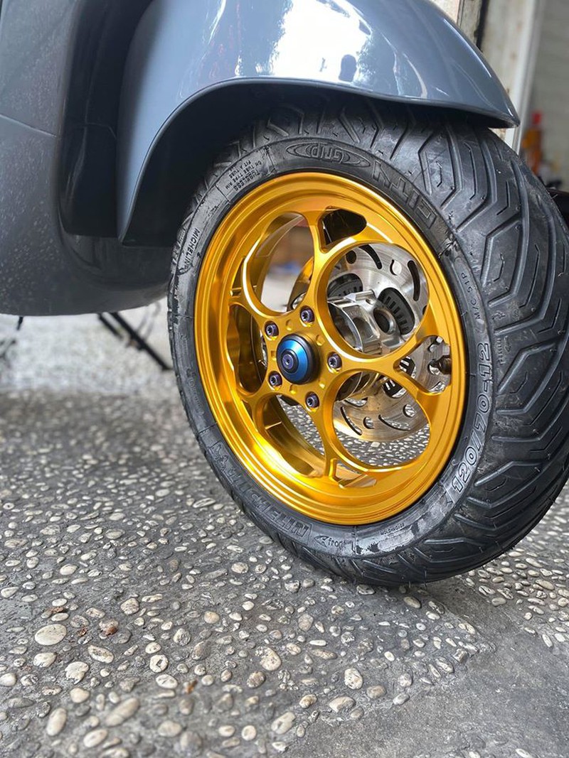 an-tuong-voi-chiec-vespa-gts-300-hpe-do-tang-hieu-nang-cua-biker-tphcm