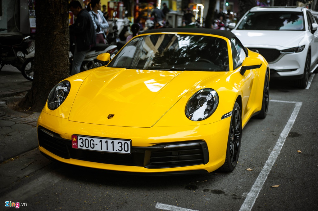 man-nhan-voi-chiec-porsche-911-carrera-s-cabriolet-2020-dau-tien-cap-cang-viet-nam