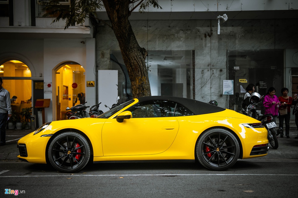 man-nhan-voi-chiec-porsche-911-carrera-s-cabriolet-2020-dau-tien-cap-cang-viet-nam