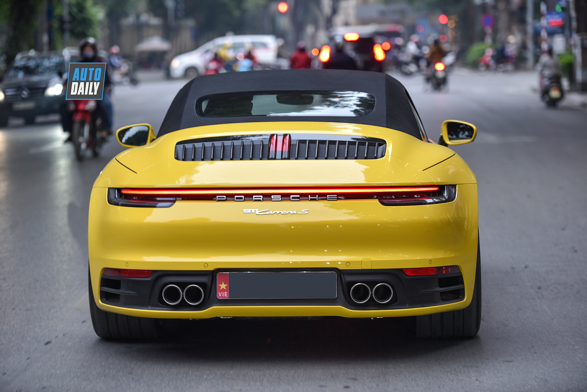 man-nhan-voi-chiec-porsche-911-carrera-s-cabriolet-2020-dau-tien-cap-cang-viet-nam