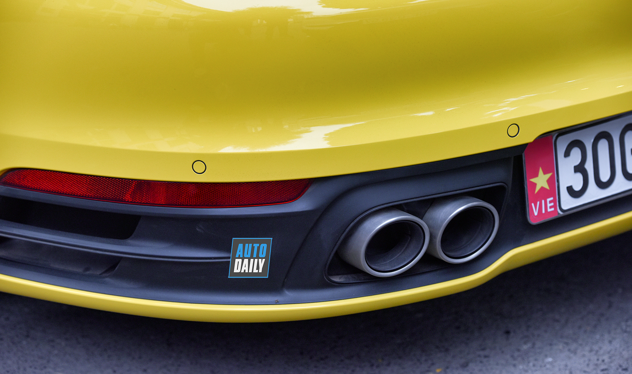 man-nhan-voi-chiec-porsche-911-carrera-s-cabriolet-2020-dau-tien-cap-cang-viet-nam