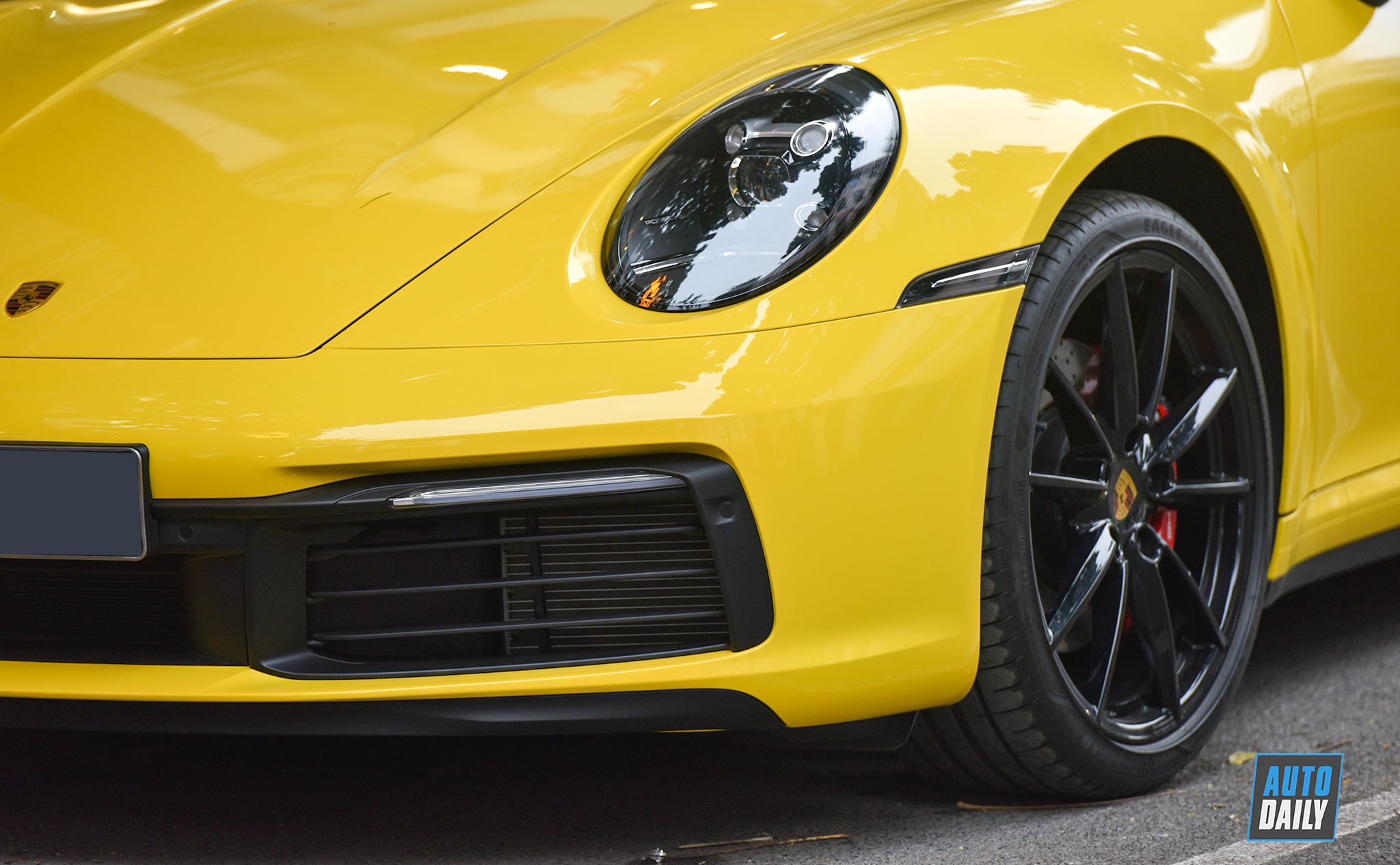 man-nhan-voi-chiec-porsche-911-carrera-s-cabriolet-2020-dau-tien-cap-cang-viet-nam