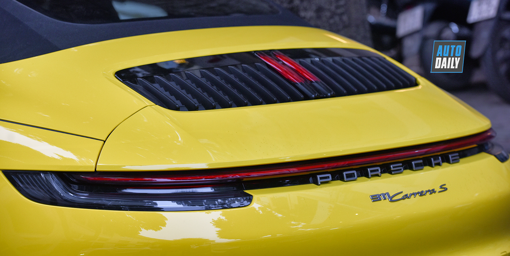 man-nhan-voi-chiec-porsche-911-carrera-s-cabriolet-2020-dau-tien-cap-cang-viet-nam