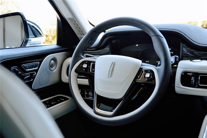 zoom-can-canh-mau-suv-hang-sang-lincoln-aviator-moi-chot-gia-tu-12-ty-dong