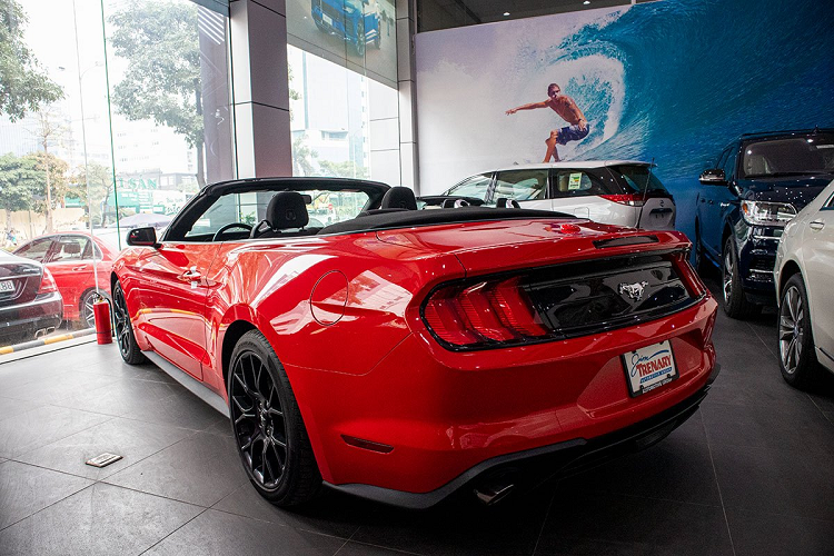 mat-mat-voi-mau-xe-the-thao-mui-tran-ford-mustang-2020-gan-3-ty-o-ha-noi