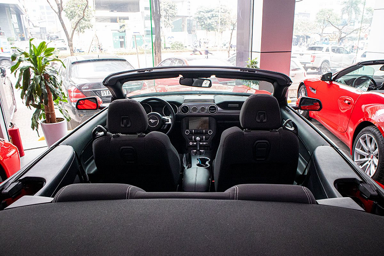 mat-mat-voi-mau-xe-the-thao-mui-tran-ford-mustang-2020-gan-3-ty-o-ha-noi