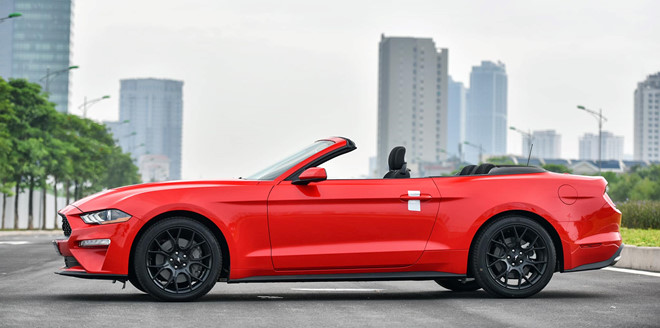 mat-mat-voi-mau-xe-the-thao-mui-tran-ford-mustang-2020-gan-3-ty-o-ha-noi