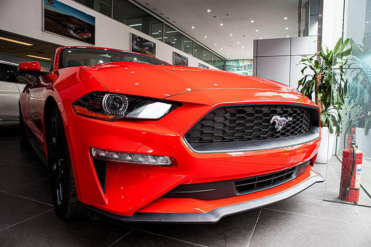 mat-mat-voi-mau-xe-the-thao-mui-tran-ford-mustang-2020-gan-3-ty-o-ha-noi