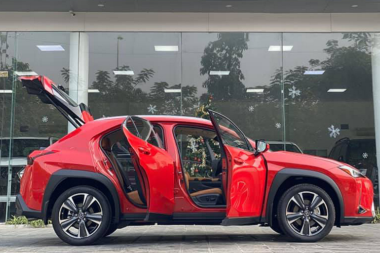 ngam-can-canh-mau-lexus-ux-200-moi-dau-tien-cap-cang-viet-nam