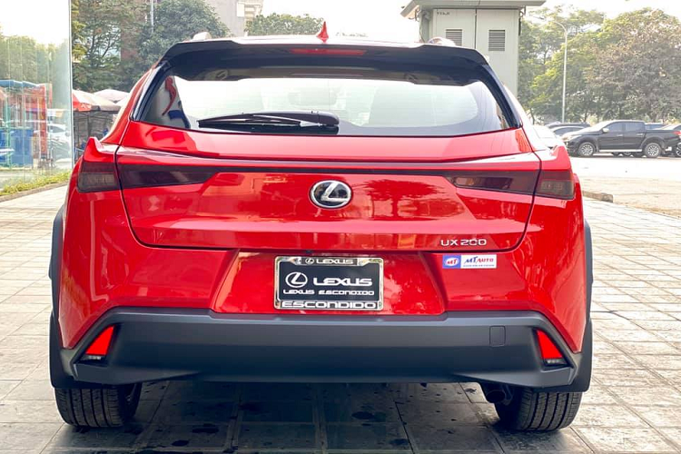 ngam-can-canh-mau-lexus-ux-200-moi-dau-tien-cap-cang-viet-nam