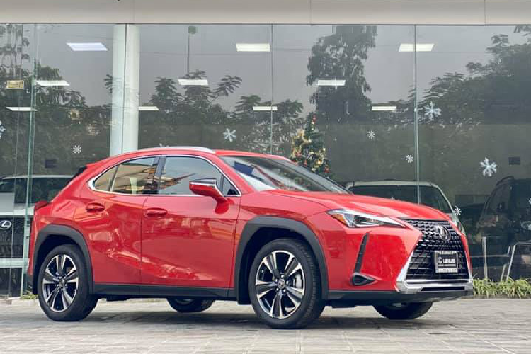 ngam-can-canh-mau-lexus-ux-200-moi-dau-tien-cap-cang-viet-nam