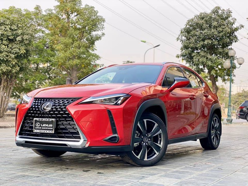 ngam-can-canh-mau-lexus-ux-200-moi-dau-tien-cap-cang-viet-nam