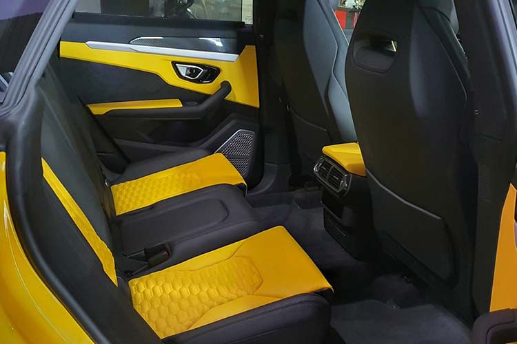man-nhan-voi-sieu-xe-lamborghini-urus-do-khung-cua-dai-gia-viet