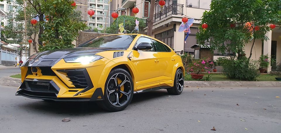 man-nhan-voi-sieu-xe-lamborghini-urus-do-khung-cua-dai-gia-viet