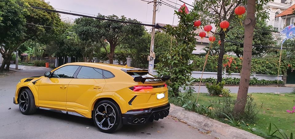 man-nhan-voi-sieu-xe-lamborghini-urus-do-khung-cua-dai-gia-viet