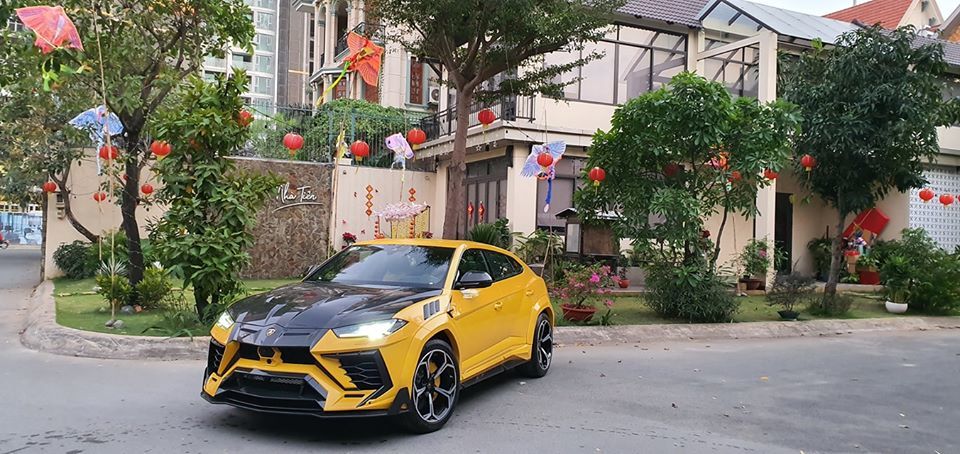 man-nhan-voi-sieu-xe-lamborghini-urus-do-khung-cua-dai-gia-viet