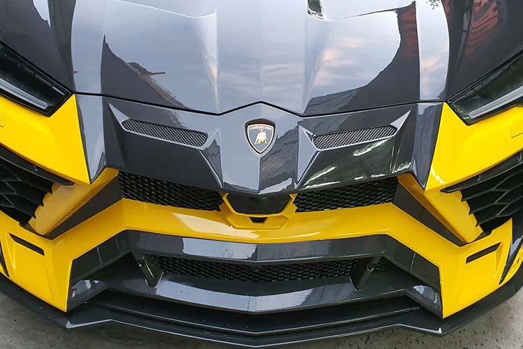 man-nhan-voi-sieu-xe-lamborghini-urus-do-khung-cua-dai-gia-viet