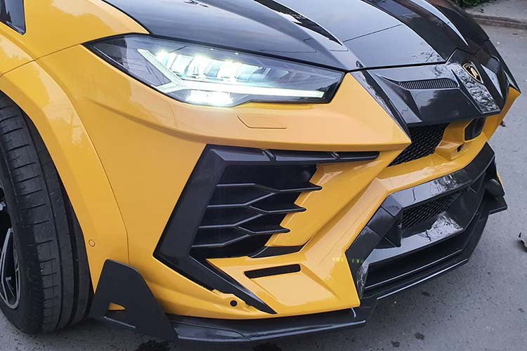 man-nhan-voi-sieu-xe-lamborghini-urus-do-khung-cua-dai-gia-viet