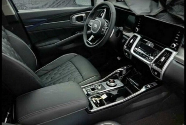 kia-sorento-the-he-moi-bat-ngo-lo-dien-tren-duong-pho