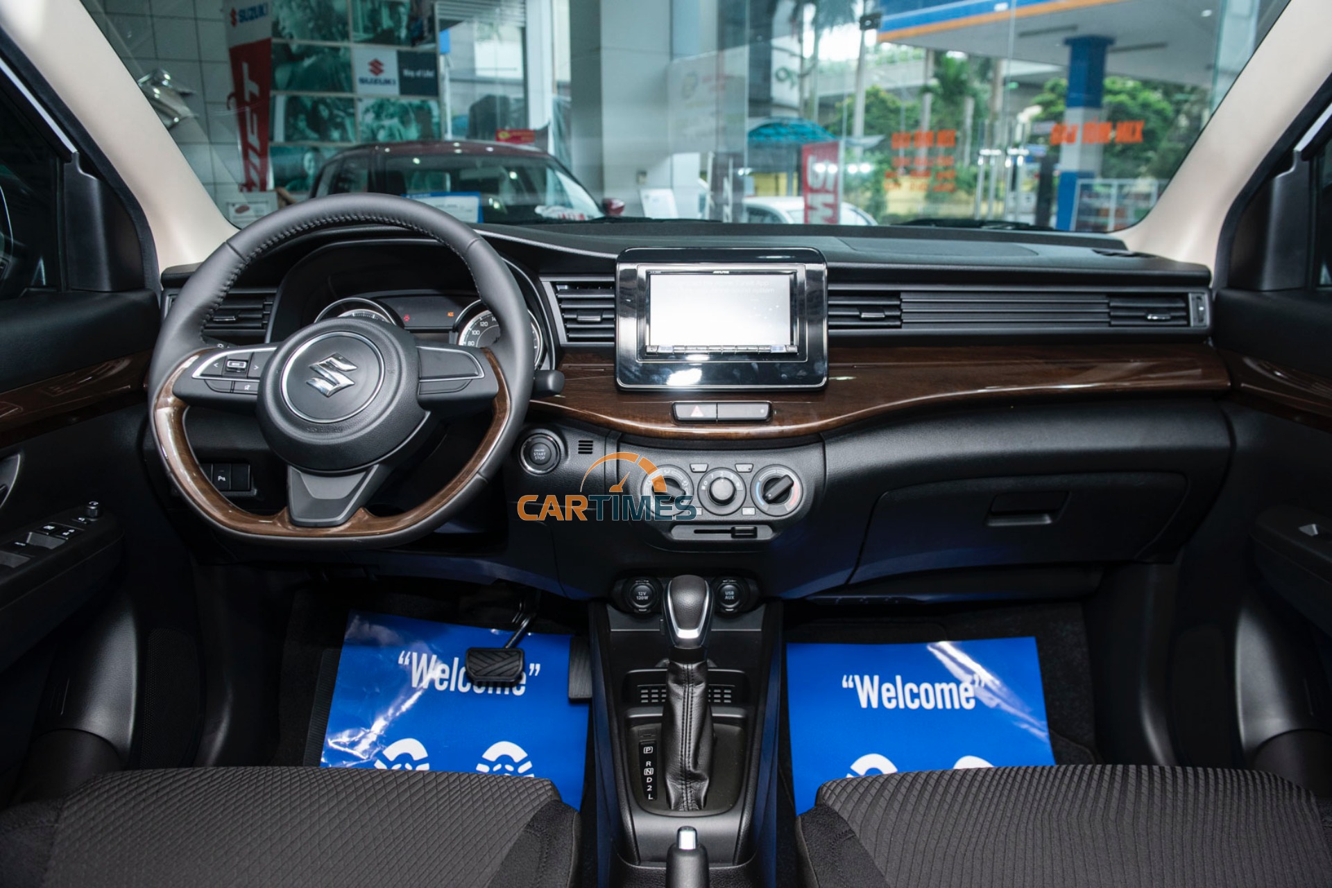ngam-can-canh-mau-suzuki-ertiga-2020-moi-cap-cang-viet-nam