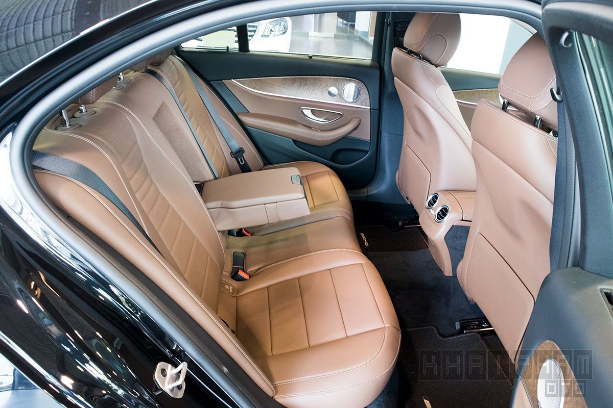 kham-pha-chiec-mercedes-benz-e200-exclusive-2020-dau-tien-cap-cang-ha-noi