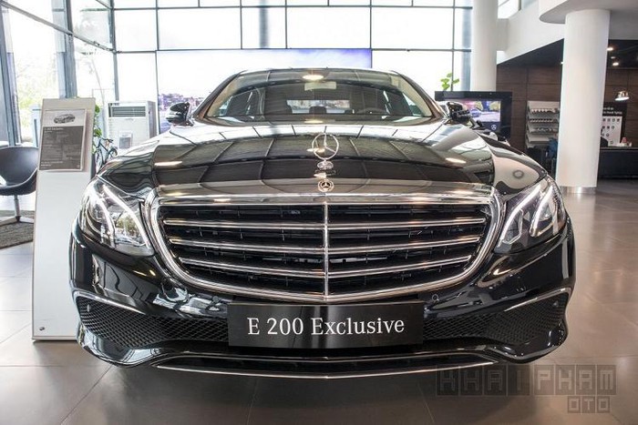 kham-pha-chiec-mercedes-benz-e200-exclusive-2020-dau-tien-cap-cang-ha-noi