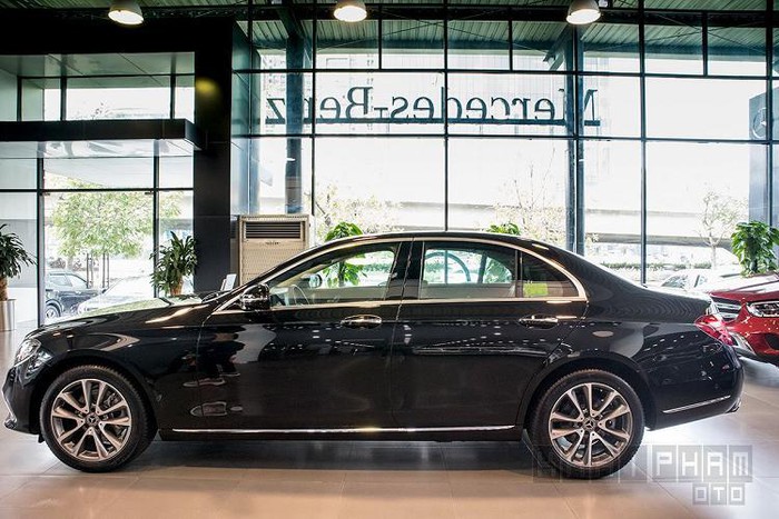 kham-pha-chiec-mercedes-benz-e200-exclusive-2020-dau-tien-cap-cang-ha-noi