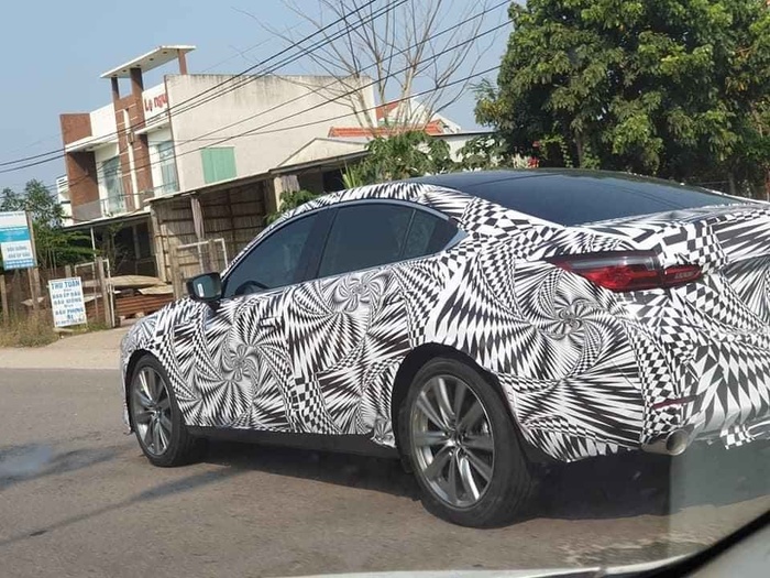 mazda6-2020-bat-ngo-lo-dien-tren-duong-pho-viet-nam-trong-lop-nguy-trang-kin-mit