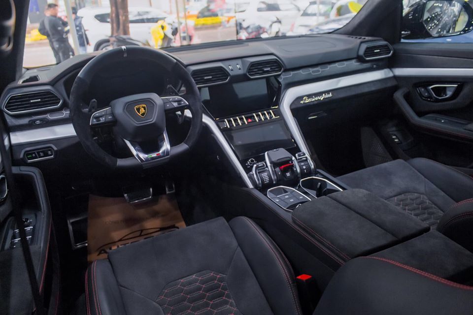 man-nhan-voi-sieu-suv-lamborghini-urus-mau-den-gia-hon-22-ty-dong-doc-nhat-viet-nam
