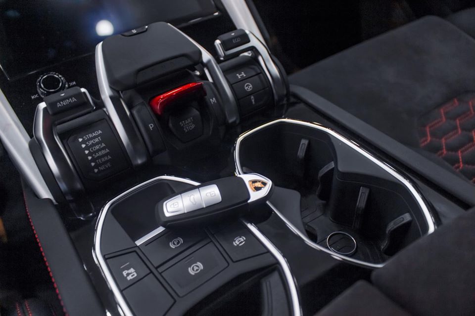 man-nhan-voi-sieu-suv-lamborghini-urus-mau-den-gia-hon-22-ty-dong-doc-nhat-viet-nam