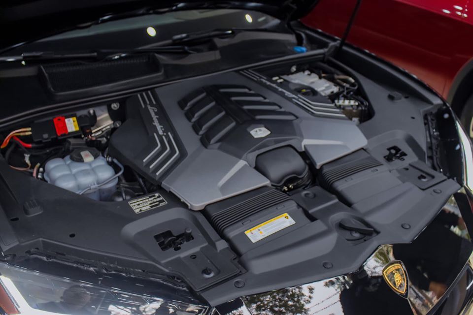 man-nhan-voi-sieu-suv-lamborghini-urus-mau-den-gia-hon-22-ty-dong-doc-nhat-viet-nam