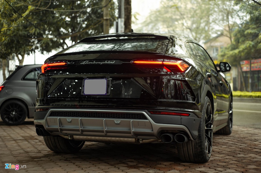 man-nhan-voi-sieu-suv-lamborghini-urus-mau-den-gia-hon-22-ty-dong-doc-nhat-viet-nam