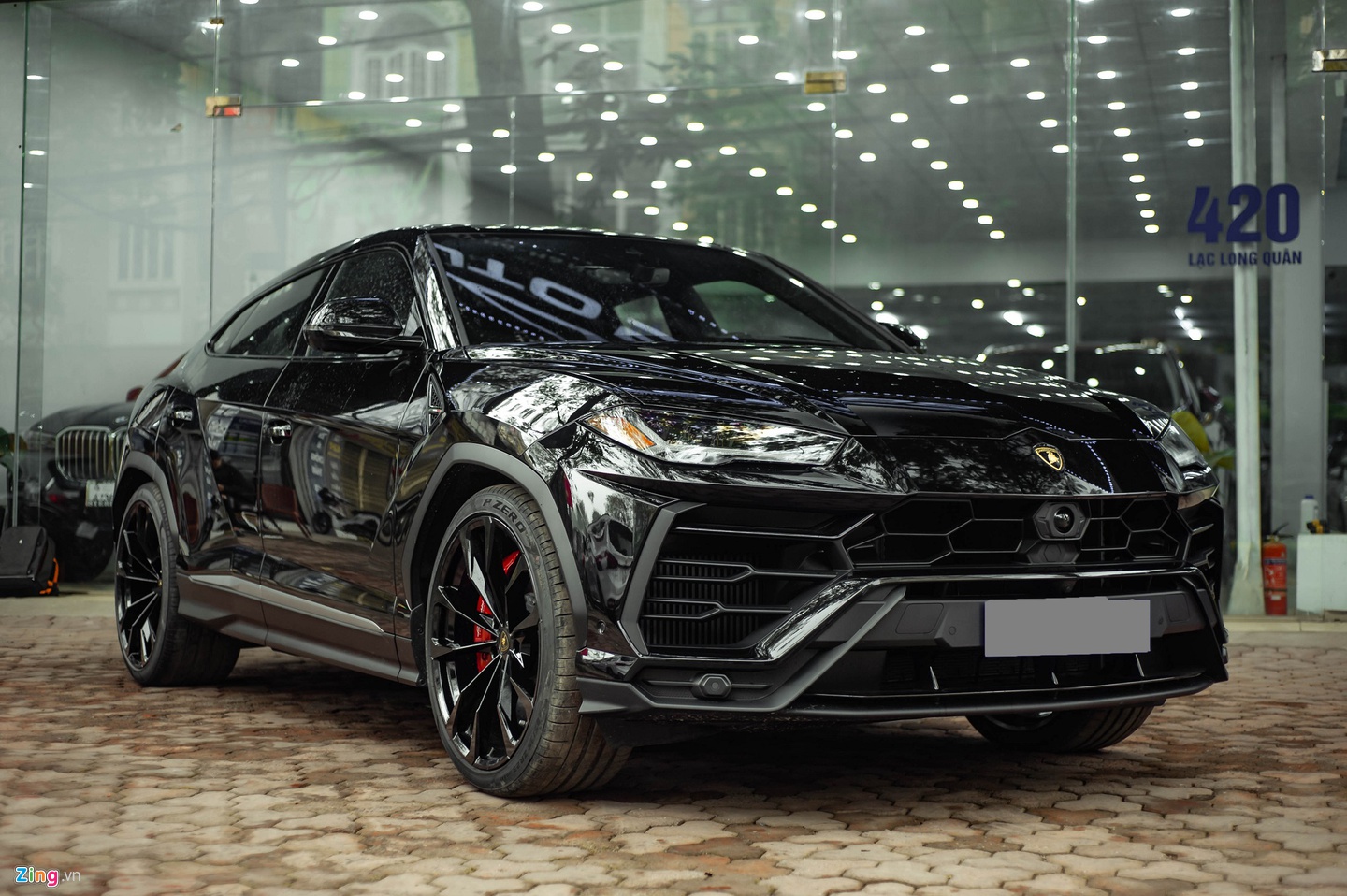 man-nhan-voi-sieu-suv-lamborghini-urus-mau-den-gia-hon-22-ty-dong-doc-nhat-viet-nam