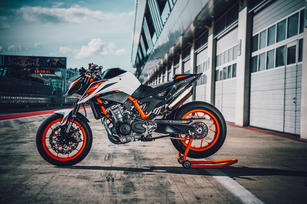 kham-pha-mau-naked-bike-duke-890-r-2020-voi-gia-ban-khoang-500-trieu-dong