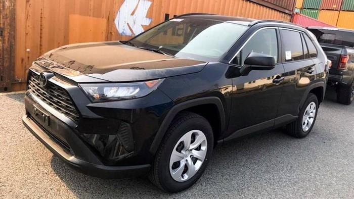 kham-pha-mau-toyota-rav4-le-2020-moi-cap-cang-viet-nam