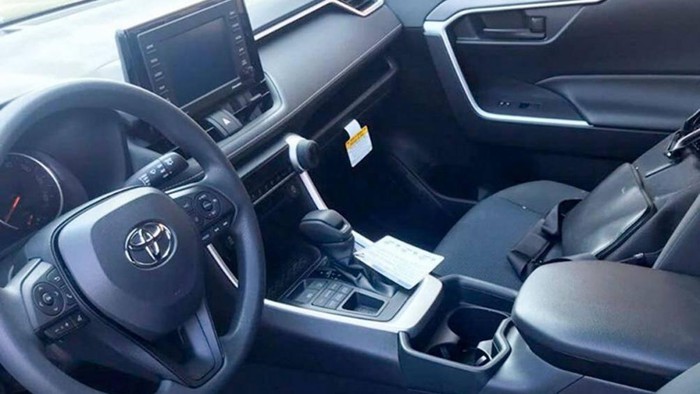kham-pha-mau-toyota-rav4-le-2020-moi-cap-cang-viet-nam