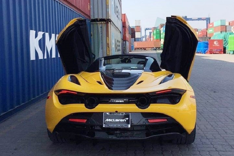 man-nhan-voi-mclaren-720s-spider-mau-doc-hon-23-ty-dong-vua-thong-quan-viet-nam