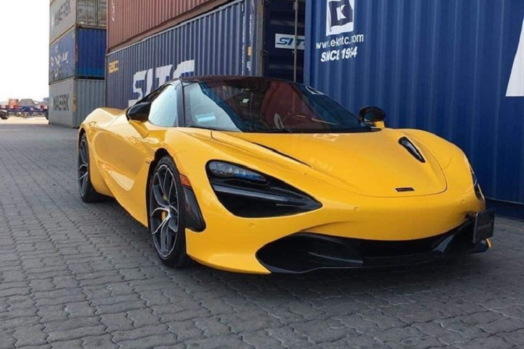 man-nhan-voi-mclaren-720s-spider-mau-doc-hon-23-ty-dong-vua-thong-quan-viet-nam