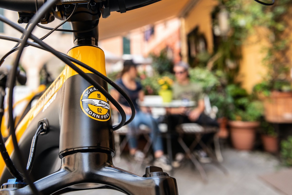 can-canh-xe-dap-ducati-e-scrambler-voi-gia-ban-len-toi-tram-trieu-dong