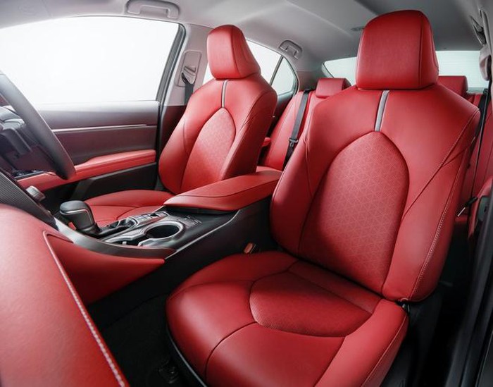 toyota-camry-phien-ban-black-edition-ra-mat-ngoai-hinh-an-tuong-cong-suat-176-ma-luc