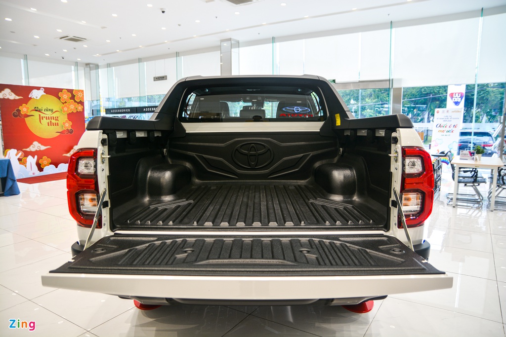 toyota-hilux-adventure-vua-ra-mat-tai-viet-nam-thiet-ke-an-tuong-van-hanh-manh-me