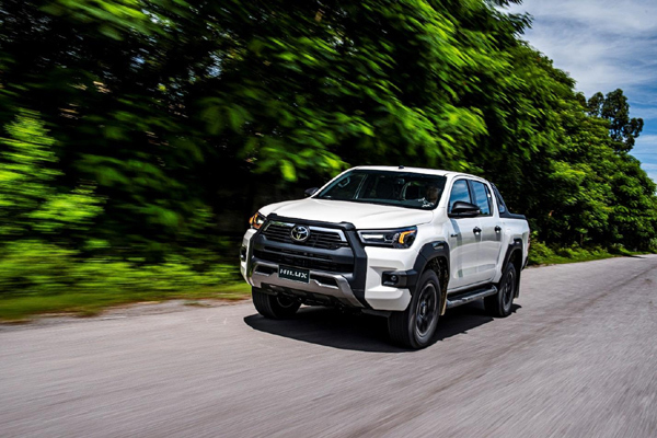 toyota-hilux-adventure-vua-ra-mat-tai-viet-nam-thiet-ke-an-tuong-van-hanh-manh-me