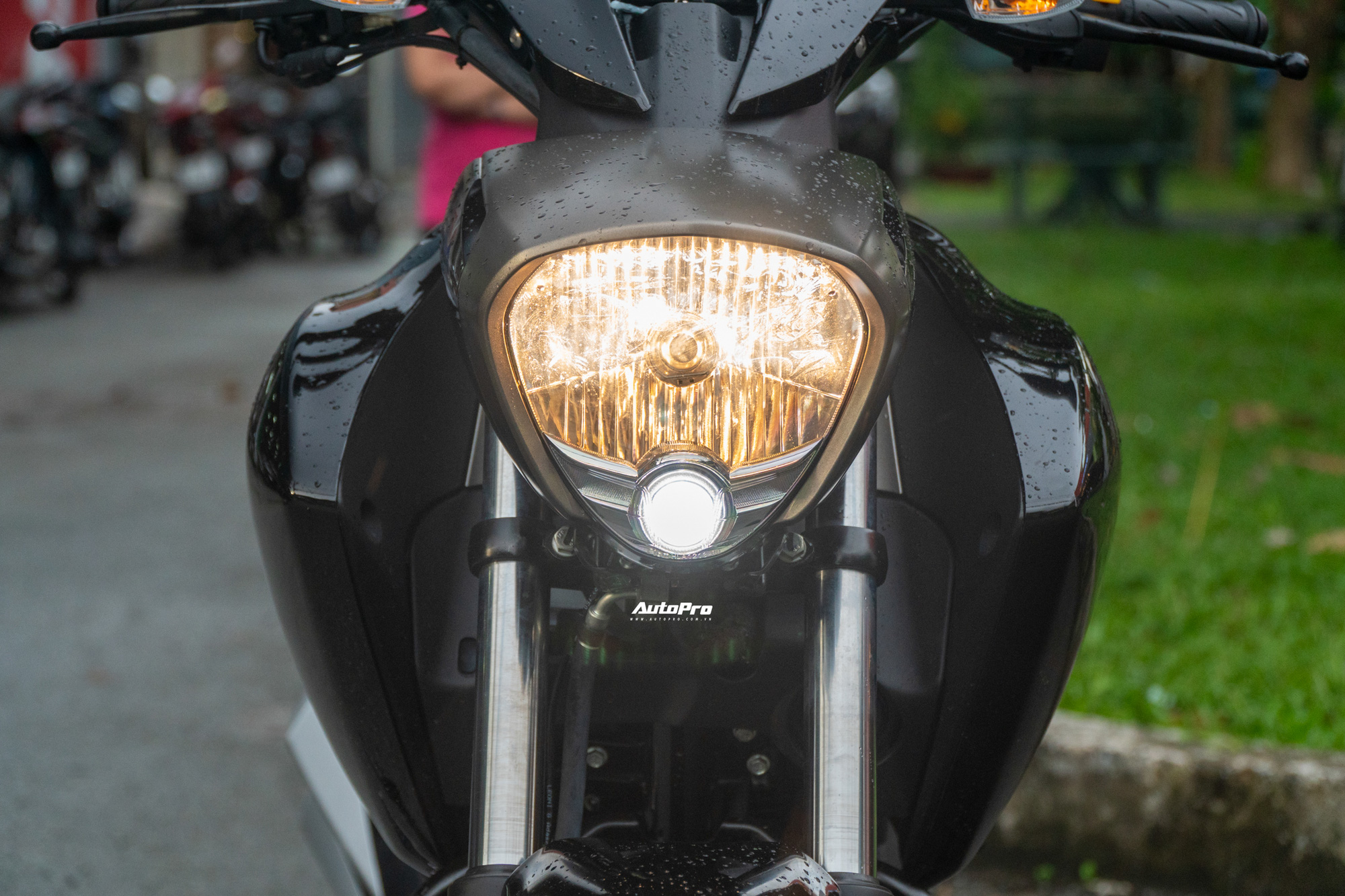 gia-ban-ngang-honda-sh-150i-suzuki-intruder-150-vua-ra-mat-o-viet-nam-co-gi-hap-dan
