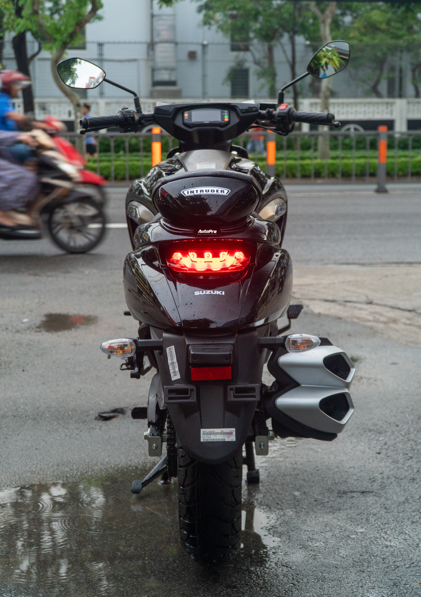 gia-ban-ngang-honda-sh-150i-suzuki-intruder-150-vua-ra-mat-o-viet-nam-co-gi-hap-dan